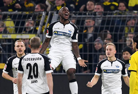 Mamba và các đồng đội ở Paderborn đã có hiệp 1 xuất thần trước Dortmund