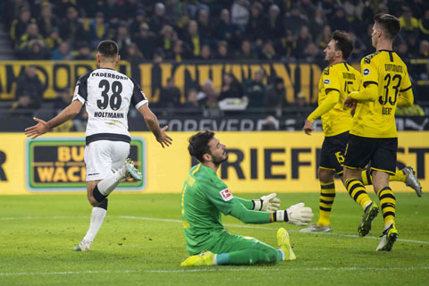 Dortmund (áo vàng) may mắn giành lại 1 điểm sau khi để Paderborn dẫn tới 3-0 ngay trong 