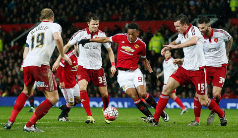 Lực lượng sứt mẻ khiến Martial (áo đỏ) và đồng đội khó lòng vượt qua được Sheffield United