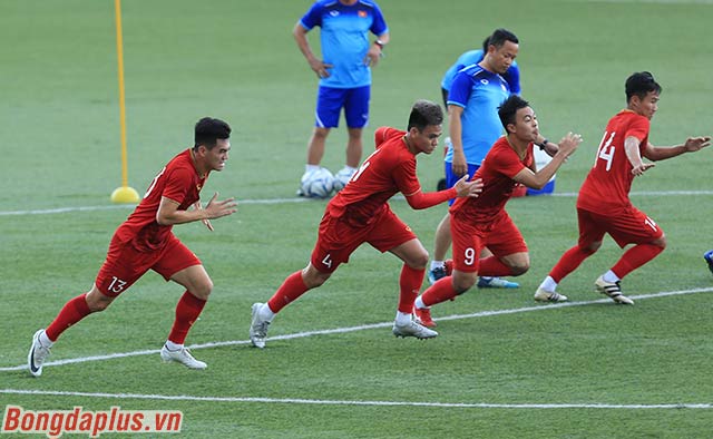 Các cầu thủ U22 Việt Nam tập luyện các bài tăng tốc quãng ngắn.