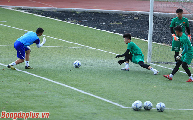 Ba thủ môn Tiến Dũng, Văn Biểu và Văn Toản tập luyện tích cực cho trận mở màn gặp Brunei. 