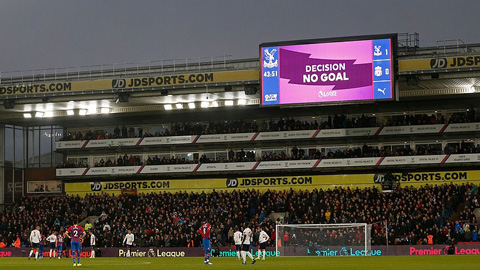VAR cứu Liverpool một bàn thua
