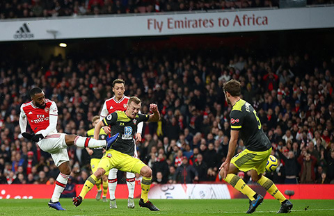 Arsenal 2-2 Southampton: Lacazette hóa người hùng, Pháo thủ thoát thua