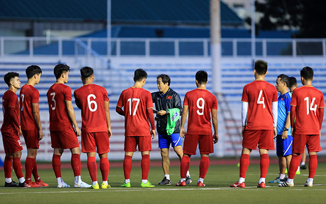 Trợ lý Lee Young Jin căn dặn kỹ càng các cầu thủ trước buổi tập thi đấu nội bộ. 