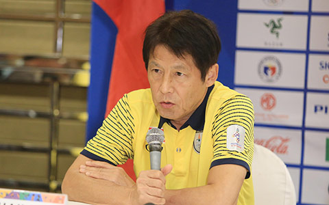 HLV Nishino đến muộn nhưng lại nhận được sự ưu ái của điều phối buổi họp báo trước loạt trận bảng SEA Games 30 diễn ra - Ảnh: Đức Cường 