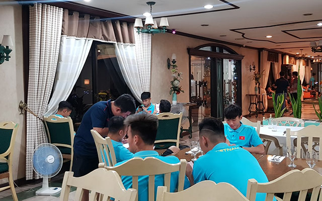 Để thuận tiện cho việc di chuyển, tránh mất sức cho trận mở màn với U22 Brunei, U22 Việt Nam đã chuyển về khách sạn mới tại Binan để nghỉ ngơi sau buổi tập làm quen sân thi đấu chiều ngày 24/11.