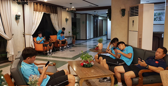Các học trò HLV Park Hang Seo tỏ ra khá thoải mái trước trận đấu với U22 Brunei. Toàn đội xuống sảnh giải trí sau bữa cơm tối.