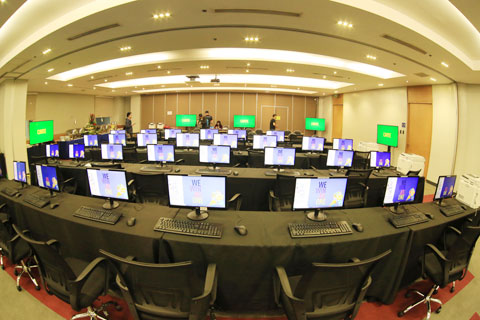 Trung tâm báo chí đã lắp đặt khá nhiều máy tính chuẩn bị cho việc tác nghiệp của các phóng viên  