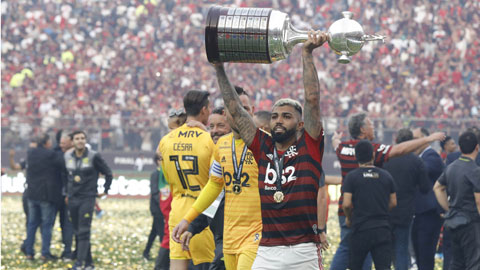 Gabriel Barbosa nâng cao chức vô địch sau khi cùng đồng đội ngược dòng đánh bại River Plate
