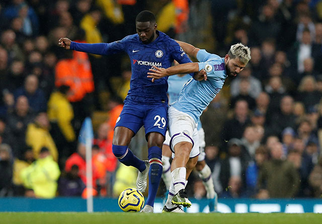 Một pha tranh bóng giữa cầu thủ Man City (phải) và cầu thủ Chelsea