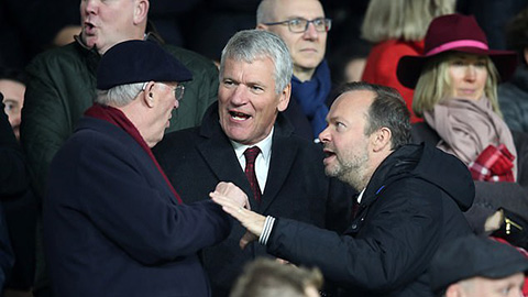 Fan M.U đòi đuổi Woodward vì tranh cãi tay đôi với Sir Alex