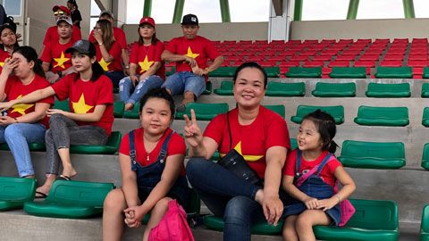 Chị Nhân cùng 2 con nhỏ đến Binan cổ vũ cho U22 Việt Nam 	 Ảnh: Tuấn Đỗ