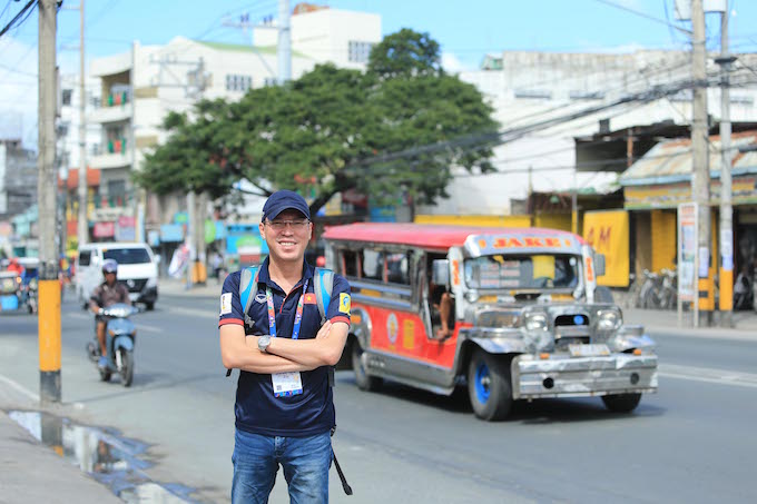 Tác giả trên đường phố Binan. Ảnh Đức Cường