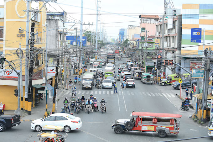 Giao thông tại Binan không đến nỗi phức tạp như Manila. Ảnh Đức Cường