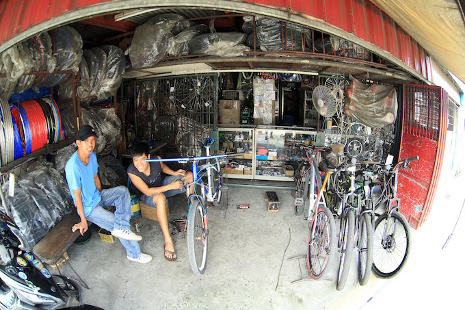 Một cửa hàng xe máy và xe đạp tại thành phố Binan. Ảnh: Đức Cường