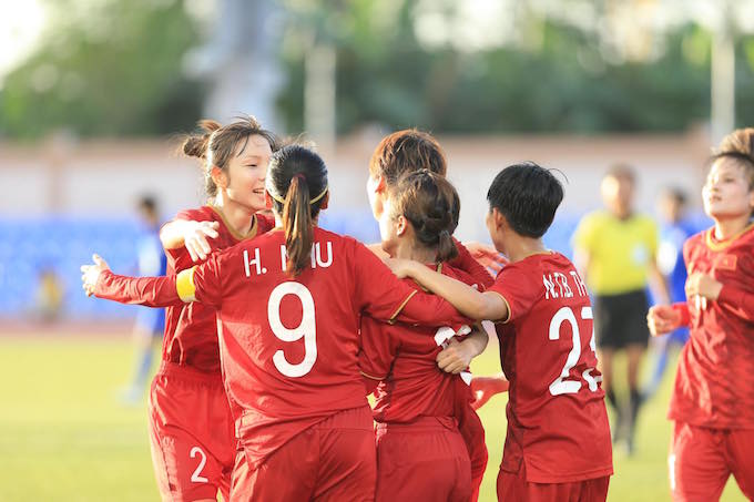 Niềm vui của các cầu thủ Việt Nam ghi bàn mở tỷ số 1-0. Ảnh: Đức Cường