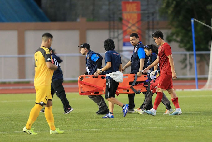Tấn Sinh phải rời sân vì chấn thương ở trận gặp U22 Brunei - Ảnh: Đức Cường