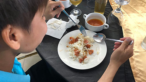 Cận cảnh bữa ăn thiếu chất của ĐT nữ Việt Nam ở SEA Games 30