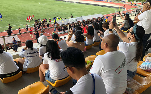 Các CĐV Philippines cũng đến xem, cổ vũ cho hai đội khách đá trận mở màn 