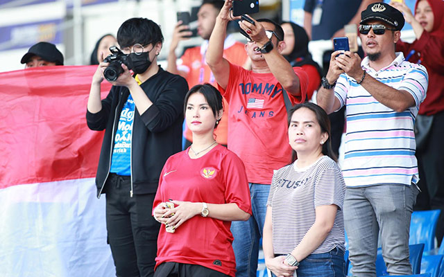 Diễn viên nổi tiếng phim 18+ của Nhật Bản - Mazia Ozawa bất ngờ xuất hiện trên sân Rizal Memorial để tiếp lửa cho U22 Indonesia thi đấu với U22 Thái Lan. "Thánh nữ" diện trang phục áo đỏ truyền thống của đội bóng xứ sở Vạn đảo