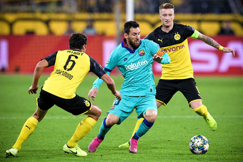 Trên “thánh địa” Nou Camp, Messi (giữa) và đồng đội không khó đánh bại Dortmund và giành vé đi tiếp