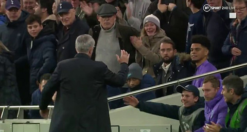 HLV Mourinho cảm ơn cậu bé nhặt bóng