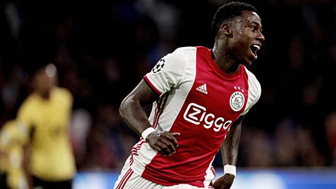 Promes thắp sáng hàng công Ajax