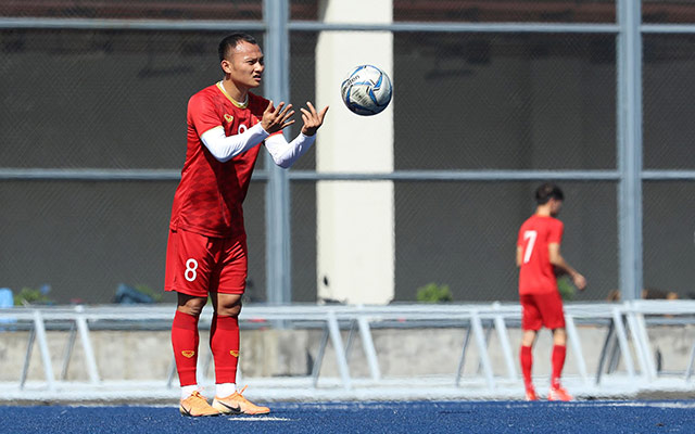 Trọng Hoàng thể hiện sự tập trung trong buổi tập. Cầu thủ kỳ cựu này mới thi đấu 30 phút hiệp 2 trong chiến thắng 6-0 trước U22 Brunei