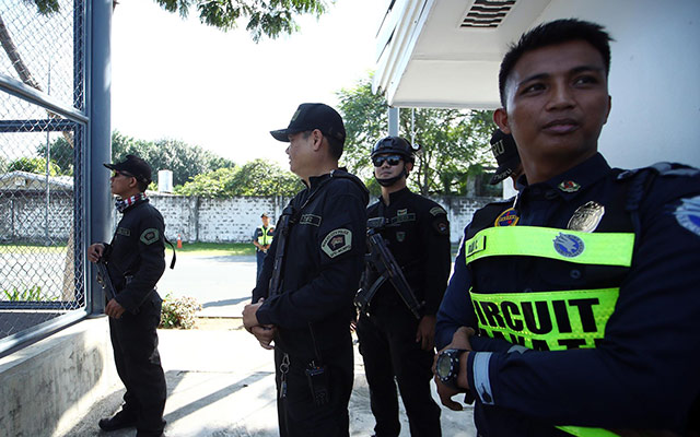 Buổi tập của U22 Việt Nam sáng nay cũng được bảo vệ rất nghiêm ngặt. Có khoảng một chục cảnh sát đeo súng bên người đứng ngoài để bảo đảm an ninh cho thầy trò HLV Park Hang Seo