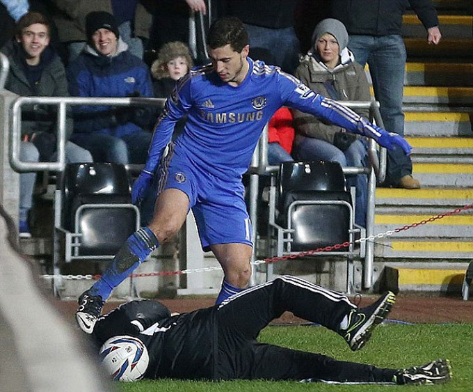 Ngày 24/1/2013 ở trận bán kết lượt về League Cup giữa Swansea và Chelsea, ngôi sao Eden Hazard đã nổi khùng và đá vào bụng cậu bé nhặt bóng tại sân Liberty vì cho rằng “Ball boy” này đã cố tình giữ bóng lâu hơn mức cần thiết để câu giờ cho đội nhà. 