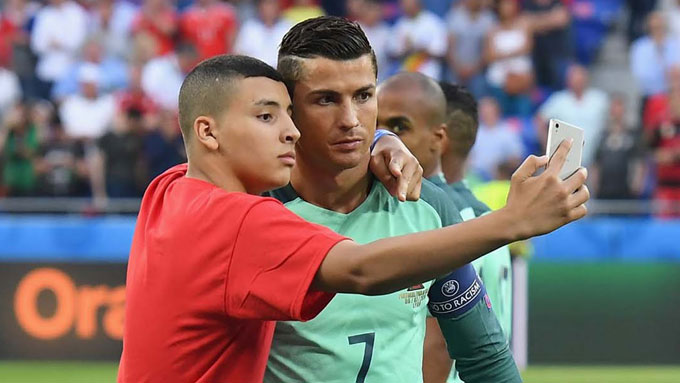 Ngày 7/7/2016, trong thời gian làm thủ tục ở trận bán kết EURO 2016 giữa Bồ Đào Nha và Xứ Wales, một cậu bé nhặt bóng đã mạnh dạn vào sân để chụp hình cùng Ronaldo. Cậu bé này đứng ngang hàng với Ronaldo cùng các đồng đội. Thay vì nhắc nhở cậu bé đi ra, Ronaldo lại tỏ ra hết sức thích thú. Anh đã tặng cho fan cuồng của mình một cái ôm thân thiện cùng một bức ảnh selfie ngay sau đó. 