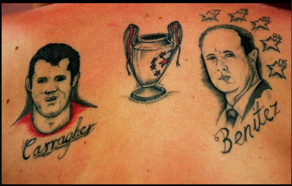 1 CĐV xăm hình cựu danh thủ Carragher bên cạnh chiếc cúp C1/Champions League và HLV Rafael Benitez. Bộ đôi này đã cùng nhau giúp Liverpool vô địch Champions League 2005