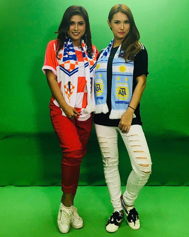 Tuy vậy, Maria Ozawa có vẻ thích nhiều đội bóng trên khắp hành tinh này, chứ không chỉ riêng Indonesia. Cô nàng này từng đeo khăn quàng và mặc áo ĐT Argentina tại VCK World Cup 2018