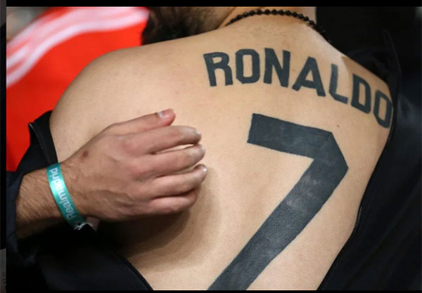 Fan này xăm số áo nổi tiếng và tên siêu sao Cristiano Ronaldo lên lưng