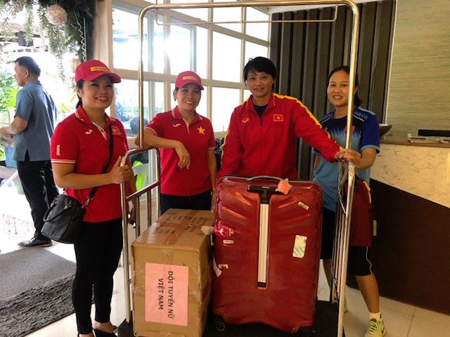 Chị Vũ Thị Thuý và Bùi Thị Hồng Hạnh đã mang hơn 60 kg thực phẩm sang tiếp tế cho đội tuyển nữ. Ảnh: Đức Cường