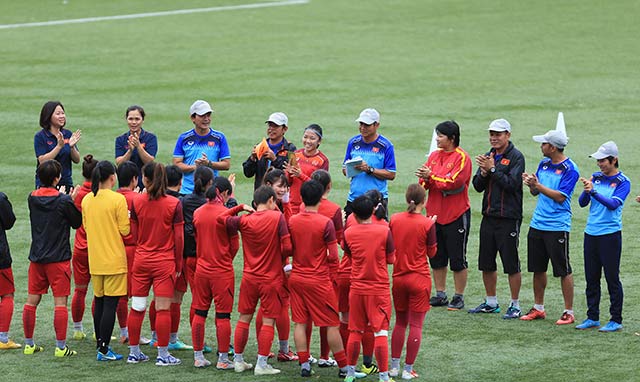 Trước khi buổi tập trên sân Binan diễn ra, toàn đội nữ Việt Nam đã tổ chức sinh nhật cho đội trưởng Huỳnh Như