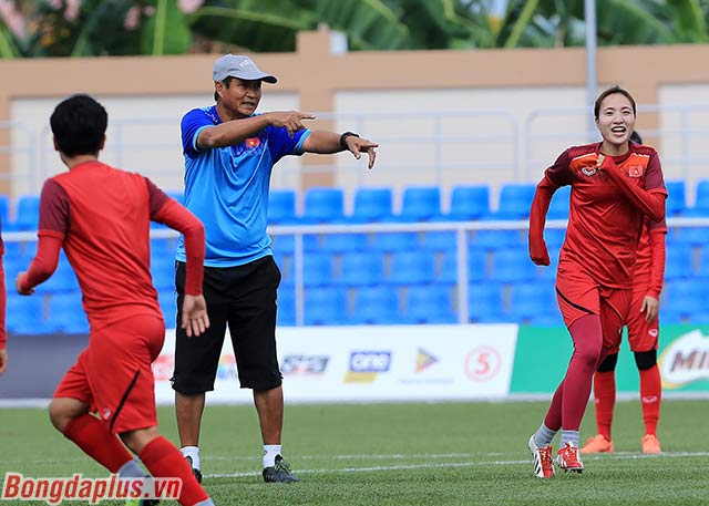 HLV Mai Đức Chung yêu cầu các học trò phải chú ý đến cự ly đội hình cũng như theo sát đối phương nhiều hơn. Ở 15 phút cuối trận đấu với Thái Lan, nữ Việt Nam đã để đối phương dồn ép 