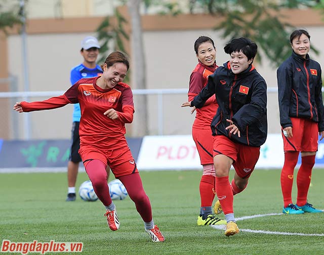 Các cầu thủ nữ Việt Nam tự tin, thoải mái tập luyện tại Binan. Vấn đề về dinh dưỡng, thức ăn đã được giải quyết khi họ được cung cấp 60 kg thực phẩm từ quê nhà 