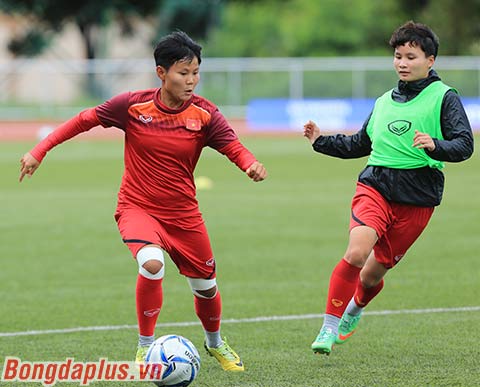 Các cầu thủ nữ Việt Nam tích cực chuẩn bị cho trận đấu với Indonesia - Ảnh: Đức Cường 