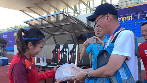Báo Bóng Đá tặng quà sinh nhật đội trưởng tuyển nữ Việt Nam ở SEA Games