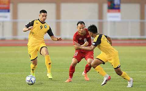 Faiq Bolkiah (số 9) trong trận đấu với U22 Việt Nam