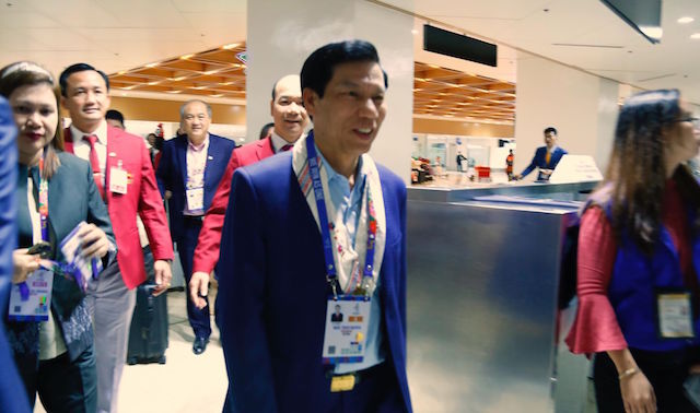 Bộ trưởng Nguyễn Ngọc Thiện và các lãnh đạo ngành thể thao Việt Nam tại sân bay Manila. Ảnh: CTV