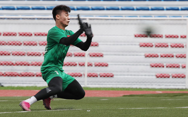 Thủ môn Bùi Tiến Dũng tập trung tập luyện. Người gác đền số 1 của U22 Việt Nam được cho nghỉ ở trận đấu với U22 Lào. Thủ môn 22 tuổi tự tin sẽ giữ sạch lưới trong trận đấu với U22 Indonesia. 