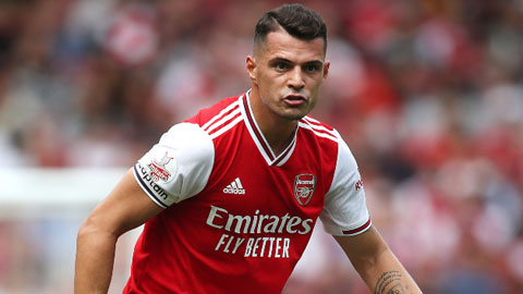 Xhaka gây tranh cãi trong ngày trở lại