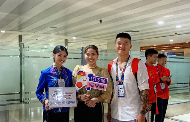 Các thiếu nữ Philippines chào đón nam vương boxing Việt Nam