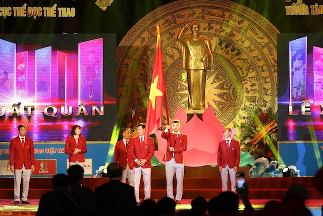 Vũ Thành An cầm cờ tại lễ xuất quân của đoàn Việt Nam