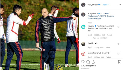 Oezil đăng tải bức ảnh tập luyện cùng HLV tạm quyền Ljungberg sau khi Emery bị sa thải