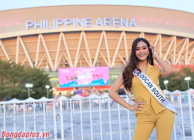 Những người đẹp của các thành phố tại Philippines cùng nhau selfie trước Philippine Arena - Nhà thi đấu có sức chứa lớn nhất thế giới với 55.000 chỗ ngồi.