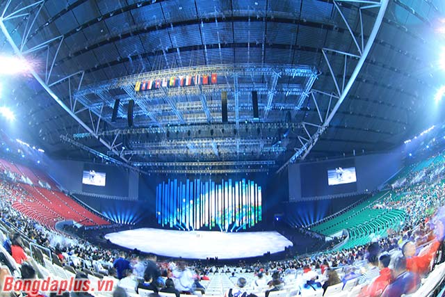 Nhà thi đấu Philippine Arena có sức chứa 55.000 chỗ ngồi, với tổng diện tích là 37.400 m2. Trong nhà thi đấu, điều hòa được bật phủ khắp diện tích khổng lồ này.
