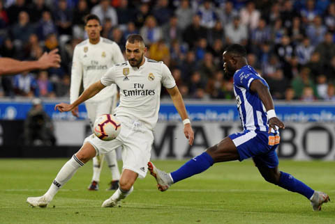 Benzema và các cầu thủ Real không thể chọc thủng lưới Alaves trong hiệp 1